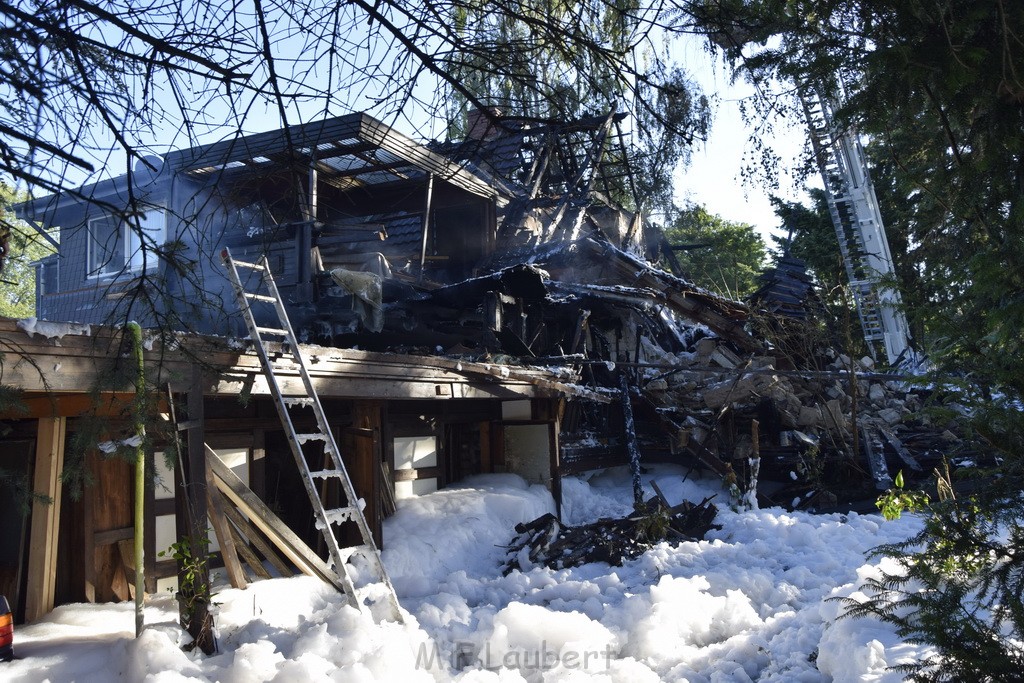 Grossfeuer Einfamilienhaus Siegburg Muehlengrabenstr P1204.JPG - Miklos Laubert